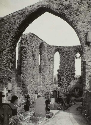 Bautzen. Nikolaikirche. Inneres mit Friedhof, Blick in den Chor