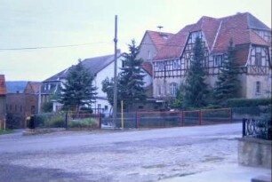 Dorfplatz, rechts das Verwaltergebäude des Gutes, dahinter altes Schulgebäude, Dorfteich