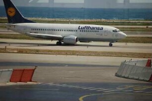 Airport Nizza - Rollbahn : Lufthansa-Jet am Flughafen Nizza, oben das Meer, aufgenommen 2006