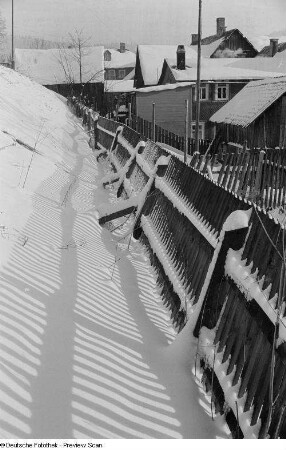 Verschneites Dorf