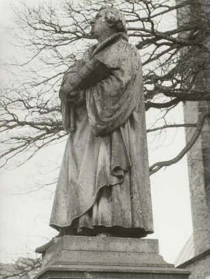 Martin-Luther-Denkmal : Annaberg-Buchholz, Unterer Kirchplatz mit Lutherdenkmal und Stadtkirche Sankt Annen