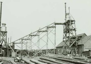 Güstrow, Heideweg. Umbau eines Produktionsgebäudes (nach 1945 VEB Bauelemente Walter Griesbach). Hölzerner Tragegerüstturm mit Schüttgutsilo und Rohrleitung im Bau