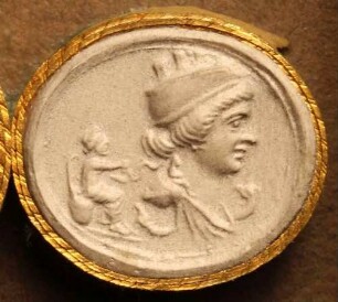 Profilkopf der Isis mit einer kleinen Horusfigur (Daktyliothek, Das Alterthum nach Lippert und Visconti)