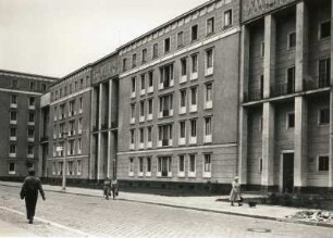 Berlin. Karl-Marx-Allee (ehem. Stalinallee). Wohnblock an der Weberwiese