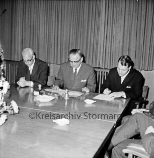 Gottfried Baethge: Amtseinführung: Rathaussitzungssaal: am Tisch mit Bürgerworthalter Georg Koch und Landrat Wennemar Haarmann: 30. September 1968