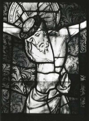Der Gekreuzigte aus dem Christusfenster. Glasmalerei, um 1390/1400. Mühlhausen, Pfarrkirche Sankt Marien I (2 b). Ausstellung "Mittelalterliche Glasmalerei in der DDR", Angermuseum Erfurt 1989/1990. Kat. Nr. 33