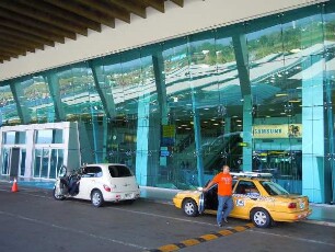 Flughafen Panama-City - Abflughalle : Aussenansicht der Abflughalle, aufgenommen am 16. September 2011 am Internationalen Flughafen Tocumen in Panama-City