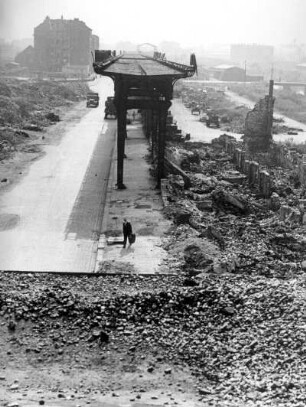 Hamburg-Hammerbrook. Ein Bild des während der Bombardierungen 1943 zerstörten Stadtteils. Links der Nagelsweg, parallel die Reste des Hochbahnviadukts der Strecke nach Rothenburgsort