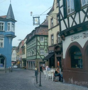 Weinheim. Marktlplatz mit Löwen-Apotheke (um 1458)