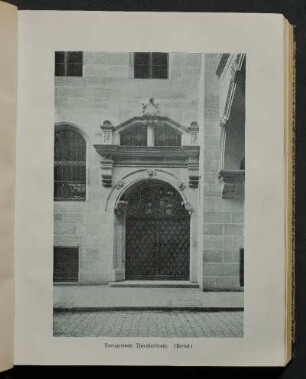 Amtsgebäude Theresienstraße. (Portal.)