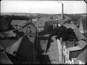 Blick aus der Fährstraße gen Westen, linke Bildseite: die Burgstraße 72 (Gasthof zum Mohr und) Saalbau, die Fährstraße 1-3 (Bauers Brauerei), Fährstraße 4 (Rabes Spinnerei), rechte Bildseite: die Unterburg Giebichenstein (Südfront) und die Fährstraße 11