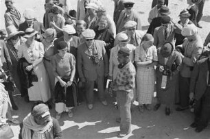 Reisefotos Orient. Touristen beim Landgang. Während der Vorführung eines Schlangenbeschwörers