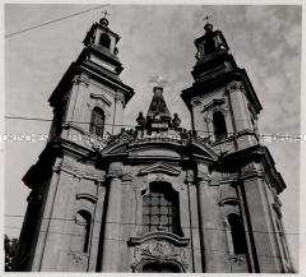 Prag, Kirche St. Johannes von Nepomuk am Felsen, Fassade