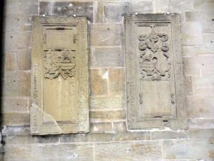 Alexanderkirche - Chor von Süden- zwei Grabsteine (Jahr 1640 und 1634) mit Umschrift und Wappenrelief