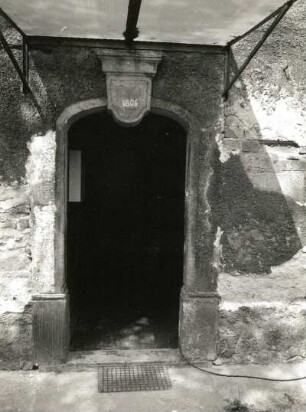 Cossebaude-Gohlis, Gartenstraße 23. Dreiseithof (1806). Wohnstallhaus. Portal mit Schlußstein (bezeichnet 1806)