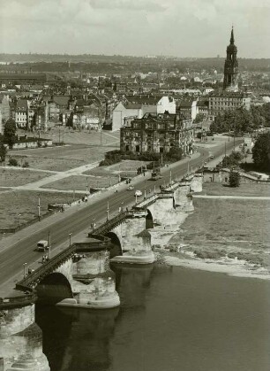 Dresden. Blick vom Turm des Ständehauses über die Augustusbrücke zur Neustadt mit Blockhaus und Dreikönigskirche
