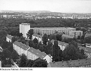 Dresden. Panorama-Aufnahme 17 vom Baukran am Fetscherplatz. Blick über Stübelallee und Großen Garten mit Palais nach Südwesten gegen den Windberg