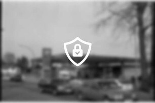 BP-Tankstelle: Hamburger Straße: Shop, Waschanlage, Zapfsäulen, Pkw, Firmenschild, links Preisschild: vorne auf Straße Autos: 15. März 1990