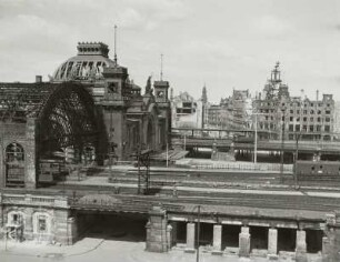 Dresden-Altstadt, Hauptbahnhof : Dresden-Altstadt. Hauptbahnhof. Empfangsgebäude. Blick über die Hochgleisanlage nach Norden zur Prager Straße