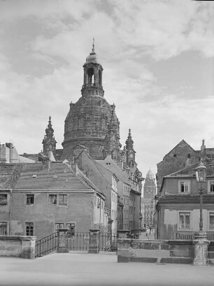 Frauenkirche : Blick von der Brühlschen Terrasse in die Münzgasse mit Frauenkirche