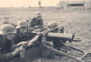 Drei Soldaten um ein Maschinengewehr (Nahaufnahme)