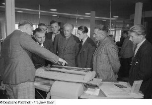 Besucher bei der Vorführung einer Büromaschine des VEB Mechanik Büromaschinenwerk Wanderer-Continental, Internationale Ausstellung für Buchgewerbe und Graphik (Bugra) 1953