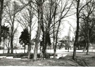 Frohburg. Alter Friedhof. Denkmalsanlage für die Gefallenen des 1. Weltkrieges. Keramik, farbig glasiert, Porphyrtuff-Stele (1919/1922)