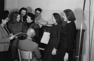 Aufnahmen der Opernsängerin Frida Leider, Leiterin des Gesangsstudios der Staatsoper Berlin, beim Gesangsunterricht mit ihren Schülern : Frida Leider (5. von links) im Kreis ihrer Schüler
