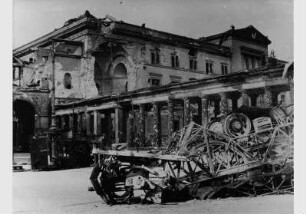 Bauschutt vor dem Hintergrund des zerstörten Neuen Museums