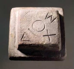 Zweistufiges quadratisches Gewicht (attischer Standard, Zweiminenstück) mit griechischer Inschrift (ΔΙΟΣ mit zusätzlichem Chi)