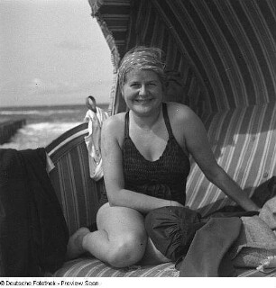 Urlaubsaufnahmen in Wustrow; Hochzeitsgesellschaft; Brandenburger Tor; Porträt zweier junger Männer in Uniform
