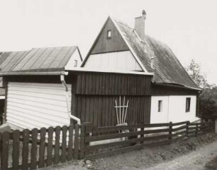 Markneukirchen-Wohlhausen, Wohnhaus : Markneukirchen-Wohlhausen (Vogtlandkreis), Wohnhaus, Wohnstallhaus?, Ringweg 8, Ringweg 8, Straßenansicht mit Garagenanbau