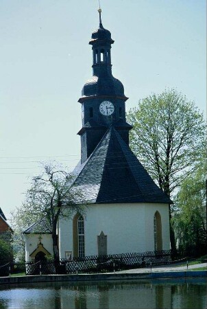 Dorfkirche, im Vordergrund der Dorfteich