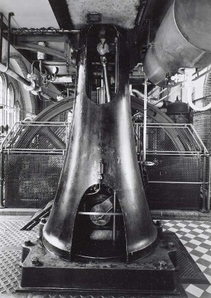 Halle mit Kolbenpumpen und Dampfmaschinen