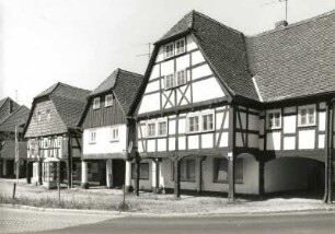Hirschfelde (Kreis Zittau), Ernst-Thälmann-Platz 8. Wohnhaus mit Ladeneinbau (1786/1800). Ansicht mit Neuer Schmiede (Nummer 6)