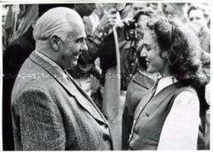 Wilhelm Pieck mit einem Mitglied der FDJ-Delegation zu den 2. Weltfestspielen in Budapest