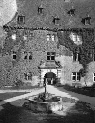 Weikersheim. Schloss (1595-1605; W. Beringer). Innenhof. Blick über den Schloßbrunnen auf die Ostseite