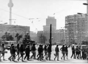 FDJ-Musikkapelle in der Ost-Berliner Leninalle zu den X. Weltfestspielen in der DDR