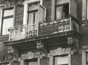 Dresden-Neustadt, Bischofsweg 54. Wohnhaus (um 1895). Balkon (2. Obergeschoß)
