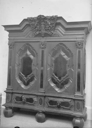 Moderner Schrank in barocken Formen