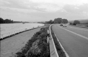 Erbach: Autostraße am Rhein, Straße und Fluss