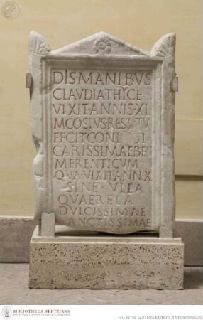 Stele mit Grabinschrift "...DIS MANIBVS // CLAVDIA THYCE..."