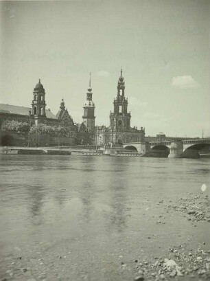 Dresden, Blick vom Neustädter Elbufer auf die Altstadt