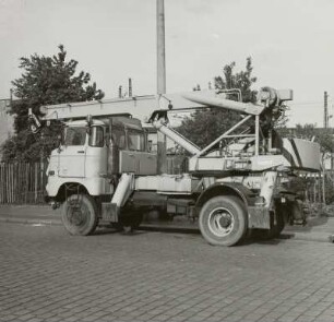 Autodrehkran auf Fahrgestell W50
