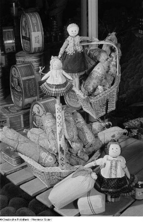 Dosenfleisch und Salami aus Ungarn, dekoriert mit Puppen auf der Leipziger Herbstmesse 1954