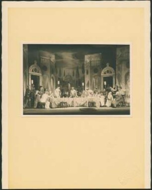 "Der Widerspenstigen Zähmung" von William Shakespeare. Szenenbild mit Adolf Ziegler als Biondello (Mitte stehend). 5. Akt, 2. Szene. Dresden: Schauspielhaus, 22.08.1935