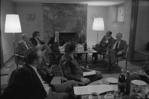 Diskussionsrunde der Evangelischen Kirche mit Vertretern der Presse zu den 14 Thesen des FDP-Arbeitsausschusses zum Verhältnis von Staat und Kirche