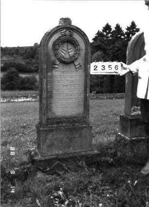 Grabstein 2356 (Index: 100097545) Maße HxBxT: 161x50x21 cm Symbolik: Trauerkranz: Grabstein 2356