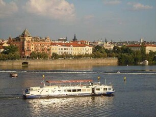 Prag - Ausflugsschiff auf der Moldau