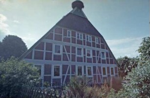 Sprenge: Dorfstraße 16: Hufnerhaus: Wohntrakt: Giebelseite: auf Spitze Storchennest